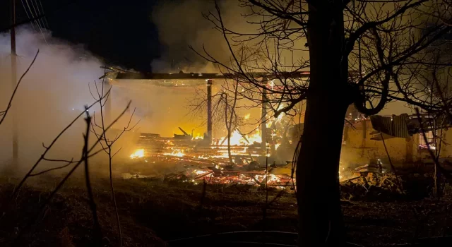 Kastamonu’da çıkan yangında ev, ahır ve traktör zarar gördü