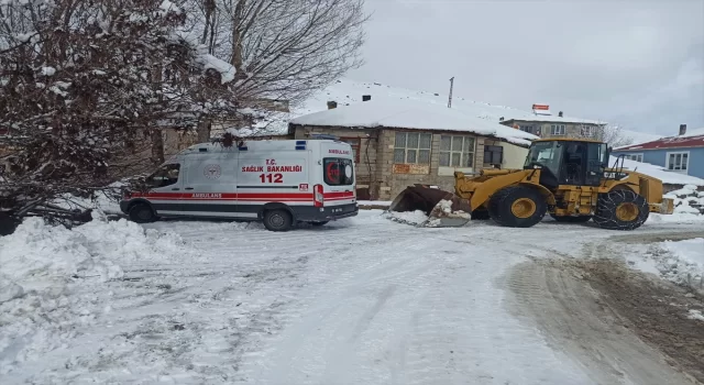 Van’da yolu kardan kapanan mahallede rahatsızlanan kadın hastaneye ulaştırıldı