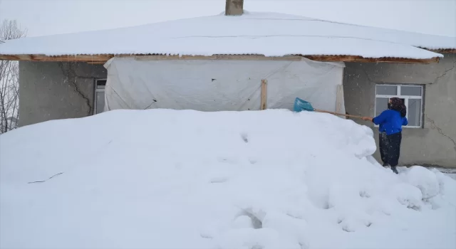 Hakkari’nin köylerinde tek katlı evler ve ahırlar karla kaplandı