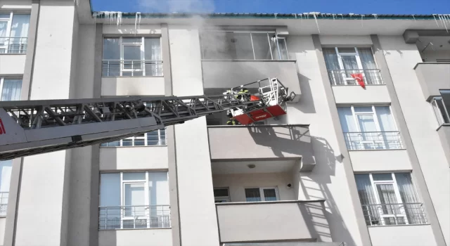 Erzurum’da apartman yangınında dumandan etkilenen kadın ve çocuk tedaviye alındı