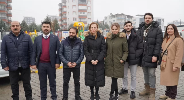 Ünlüler depremzedelere moral için Adıyaman’da konteyner kentleri ziyaret etti