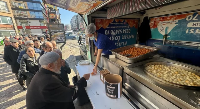 İstanbul’daki Adıyamanlılar, depremlerde hayatını kaybedenler için lokma dağıttı