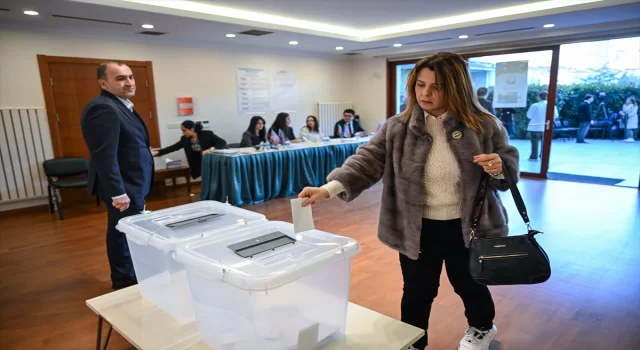 Azerbaycan vatandaşları cumhurbaşkanı seçimi için İstanbul’da sandık başına gitti