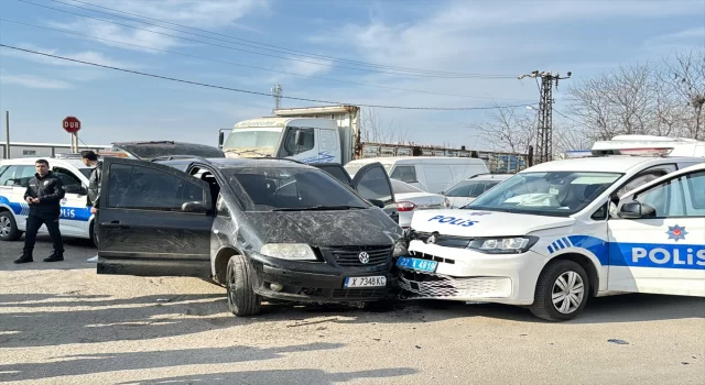 Edirne’de bir sürücünün kaçmaya çalıştığı aracıyla çarptığı ekip otosundaki iki polis yaralandı