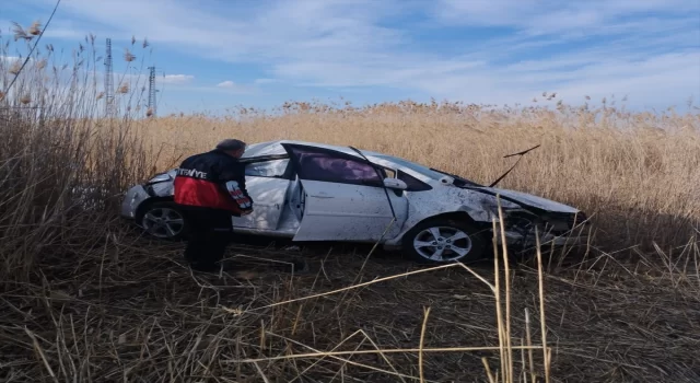 Iğdır’da kaza yapan otomobilde sıkışan sürücüyü itfaiye ekipleri kurtardı