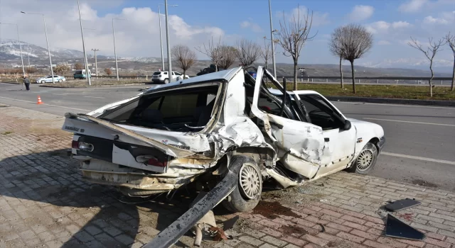 Şırnak’ta pikap ile otomobilin çarpıştığı kazada 4 kişi yaralandı