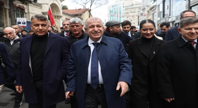 Zafer Partisi Genel Başkanı Özdağ, İstiklal Caddesi’nde vatandaşlarla bir araya geldi