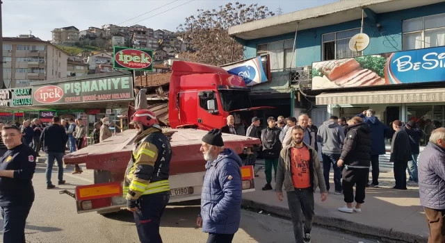Kocaeli’de tırın çay ocağına çarptığı kazada 4 kişi yaralandı