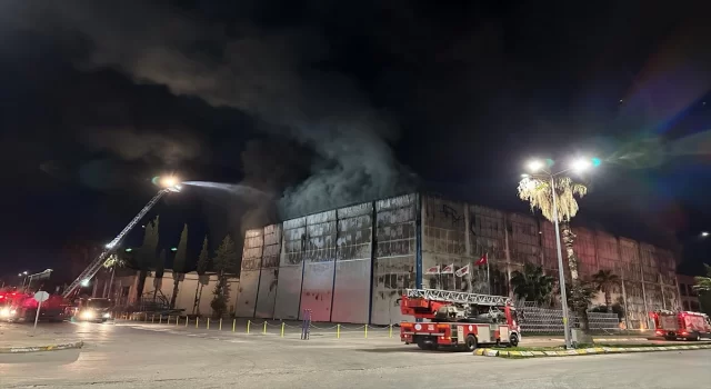 Antalya’da tersanede çıkan yangına müdahale ediliyor