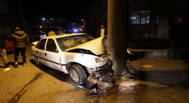 Sivas’ta aydınlatma direğine çarpan otomobilde sıkışan 3 kişi yaralandı