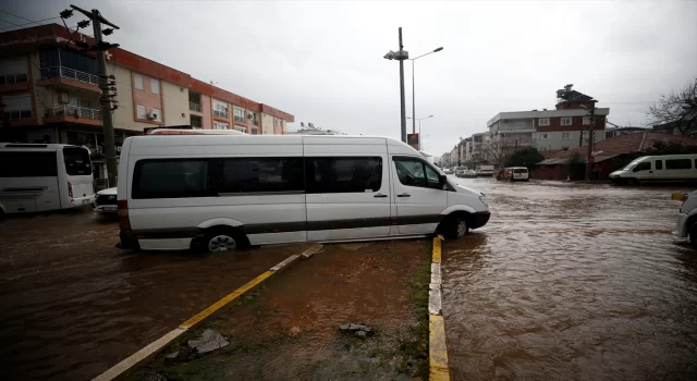 GÜNCELLEME 2 Antalya’da şiddetli yağış yaşamı olumsuz etkiledi