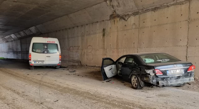 Burdur’da öğrenci servisi ile otomobilin çarpıştığı kazada 14 kişi yaralandı