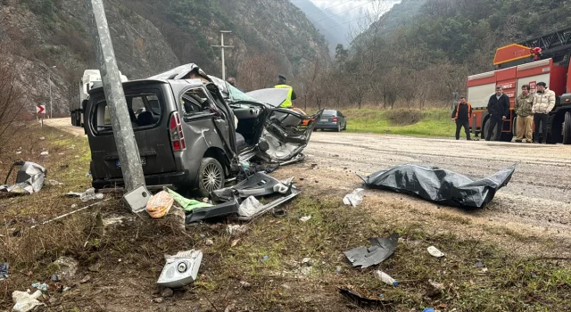 Karabük’te cenazeye giderken kaza yapan hafif ticari araçtaki 2 kişi öldü