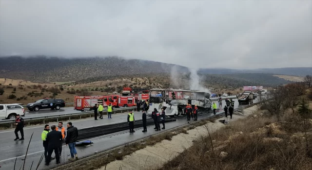 Çorum’da yolcu otobüsü kamyona çarptı, 2 kişi öldü, 5 kişi yaralandı