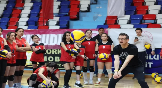 Voleybolda ”Yarının Sultanları” projesinin bu yılki ilk ayağı Zonguldak’ta başladı