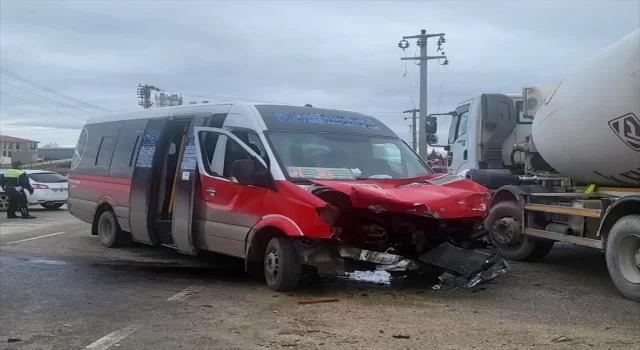 Eskişehir’de vidanjöre çarpan minibüsteki 12 kişi yaralandı