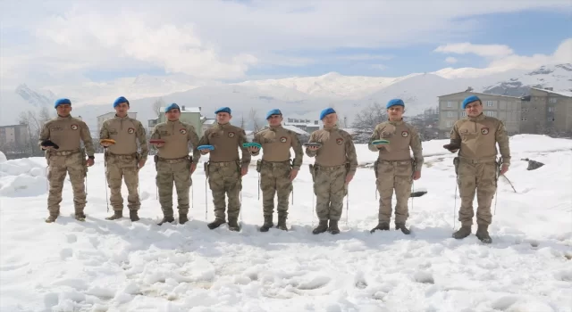 Trabzon’da yaşayan 57 yaşındaki kadın ördüğü bereleri Hakkari’deki jandarmaya gönderdi