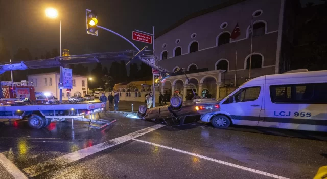 Üsküdar’da otomobilin minibüse çarpması sonucu 2 kişi yaralandı