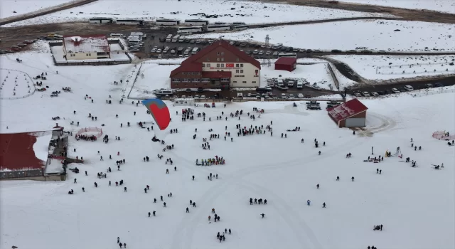 Bingöl’deki fotoğrafçılık maratonunda Hesarek’teki paraşüt ve kayak gösterisi görüntülendi