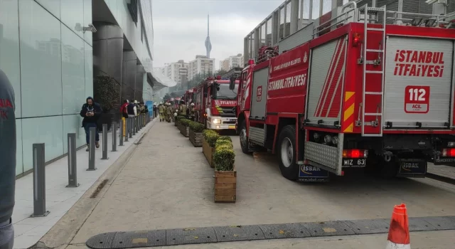 Üsküdar’da rezidansın otoparkındaki araçta çıkan yangın söndürüldü