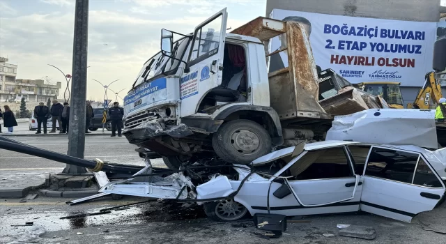 Gaziantep’te çekicinin trafik ışıklarında bekleyen 6 araca çarpması sonucu 3 kişi yaralandı