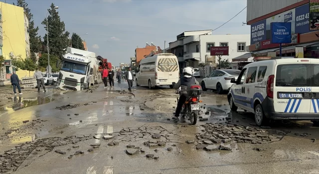 Adana’da tır, su borusunun patlamasıyla oluşan çukura düştü