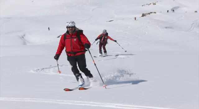 Almanya ve Avusturya’dan gelen kayakçılar Hakkari’de dağ kayağı yaptı