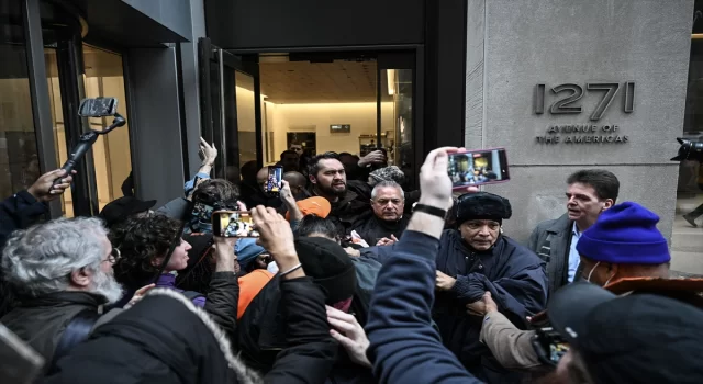 New York’ta, çevreye zarar verdiği belirtilen projeleri destekleyen sigorta şirketleri protesto edildi