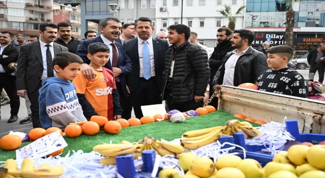 Milli Eğitim Bakanı Tekin, Kemalpaşa ilçesinde temaslarda bulundu