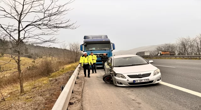 Anadolu Otoyolu’nda tankere çarpan otomobildeki 3 kişi yaralandı