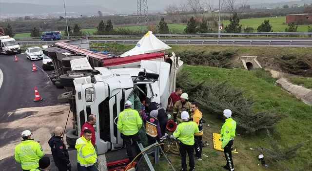 Bursa’da bariyerlere çarpan tırın sürücüsü yaralandı