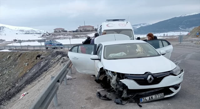 Erzincan’da bariyere çarpan otomobildeki 6 kişi yaralandı