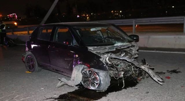 İzmir’de refüje ve aydınlatma direğine çarpan otomobilin sürücüsü öldü