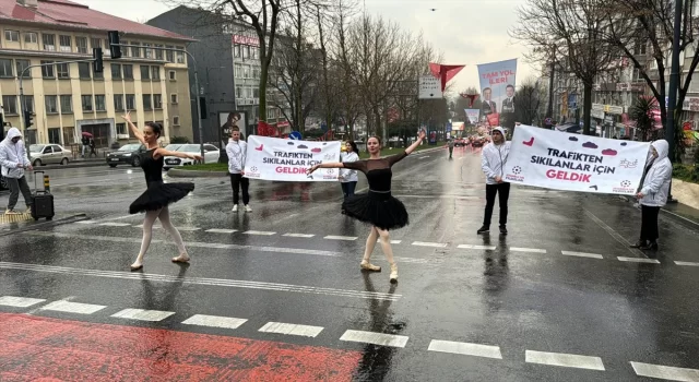 İstanbul’da trafikte bekleyenlere bale gösterisi sürprizi