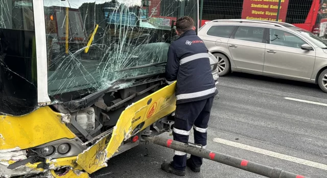 Küçükçekmece’de otomobilin İETT otobüsüne çarptığı kazada sürücüler yaralandı