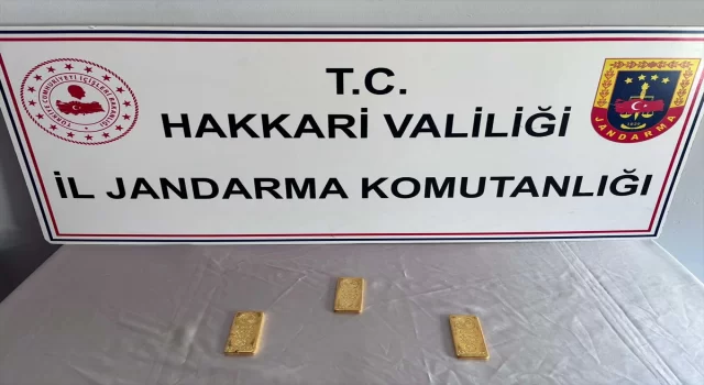 Hakkari’de minibüsteki bir yolcunun ayakkabılarında 3 kilo külçe altın ele geçirildi