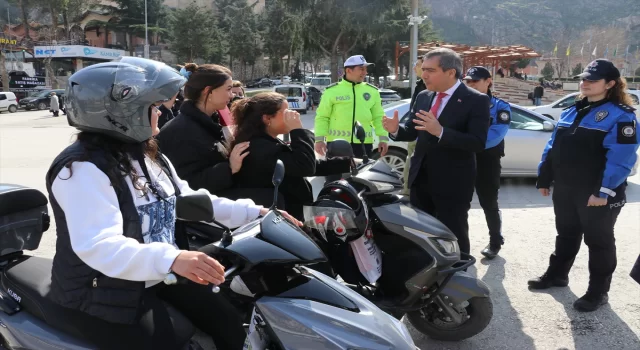 Amasya’da polisler kadın sürücülerin Dünya Kadınlar Günü’nü çiçekle kutladı