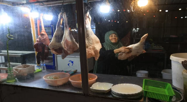 Kocasını savaşta kaybeden 64 yaşındaki Iraklı kadın sokakta kebap satarak ailesinin geçimini sağlıyor