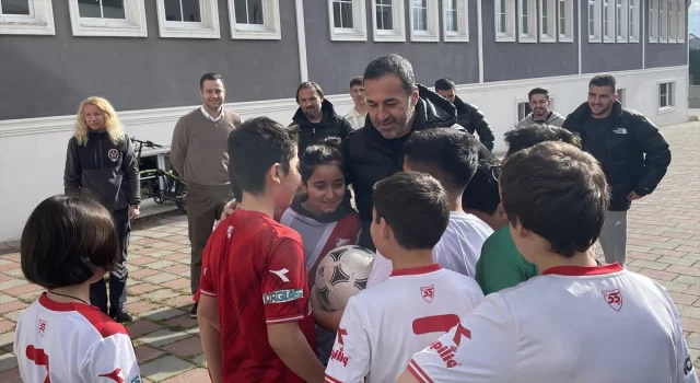 Boluspor Teknik Direktörü Koşukavak ve 3 futbolcu öğrencilerle buluştu