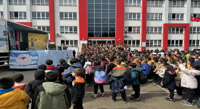 Balıkesir’de DSİ tanıtım tırında çocuklara su tasarrufuyla ilişkin oyun sahnelendi