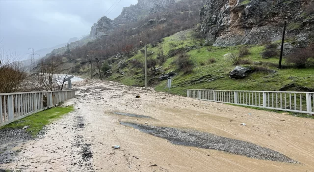 Şırnak’ta sağanak sonucu debisi yükselen akarsu taştı Uludere yolu ulaşıma kapandı