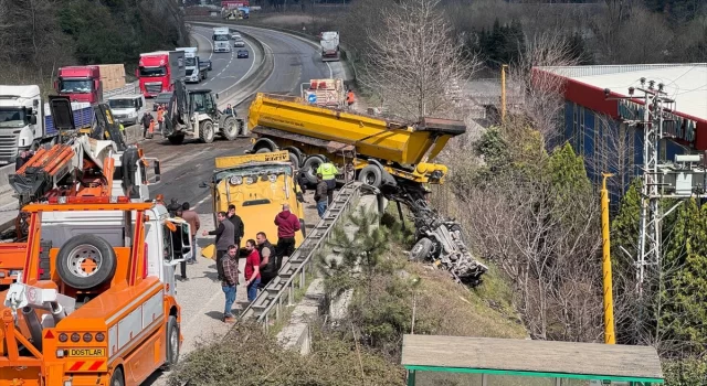 Sakarya’da bariyere çarpan tır ulaşımı aksattı