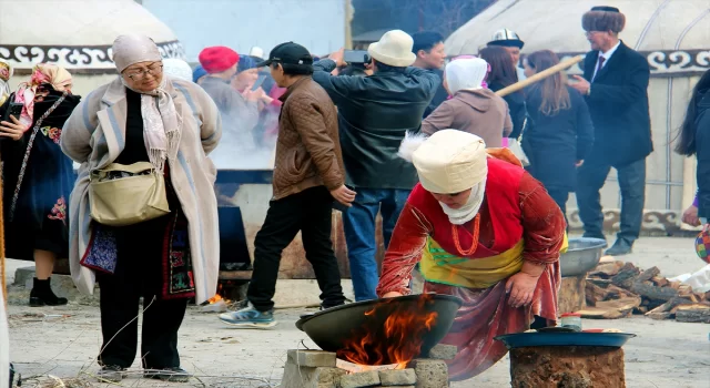 Kırgızistan’da Nevruz Bayramı sofralarını kazanda pişirilen ekmekler süslüyor