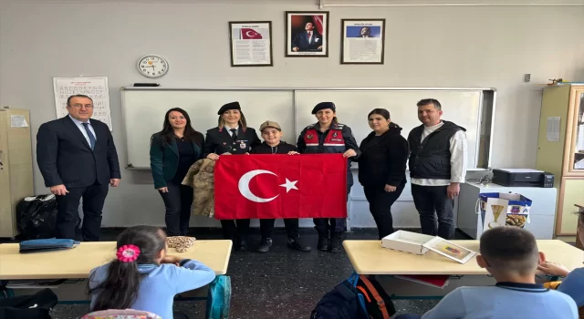 Aydın’da ilkokul öğrencisinin yere düşen bayrağı alıp öpmesi Mehmetçik’in yüreğini ısıttı