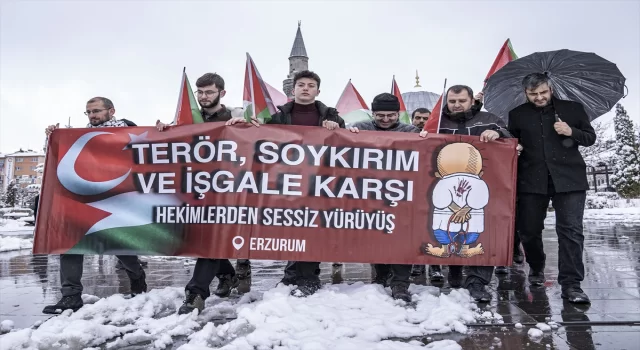 Erzurum’da sağlıkçılar kar yağışı altında Gazze için ”sessiz yürüyüş” gerçekleştirdi