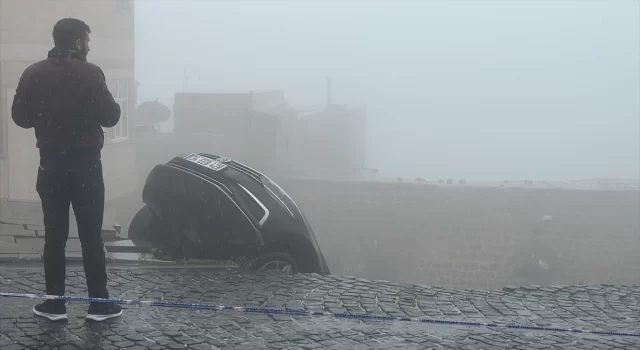 Mardin’de sağanak sebebiyle çöken yoldaki 2 araç zarar gördü