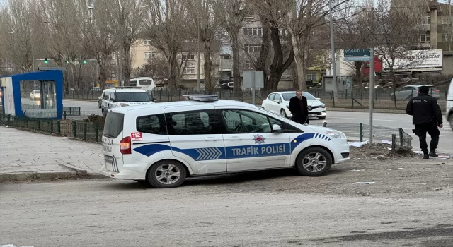 Erzurum’da okul servis minibüsünün çarptığı öğretmen ağır yaralandı