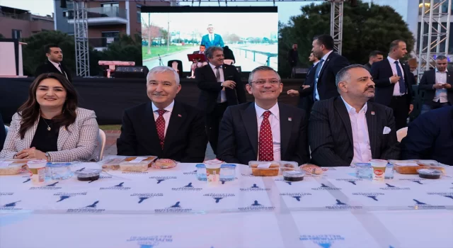 CHP Genel Başkanı Özgür Özel, İzmir’de iftar programına katıldı