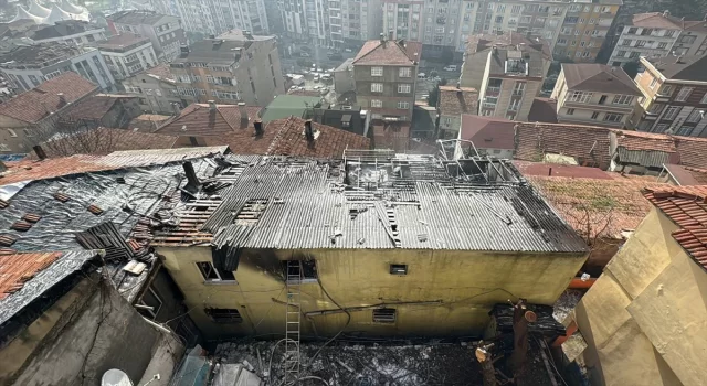 Eyüpsultan’da 2 katlı binada başlayıp 3 gecekonduya daha sıçrayan yangın söndürüldü