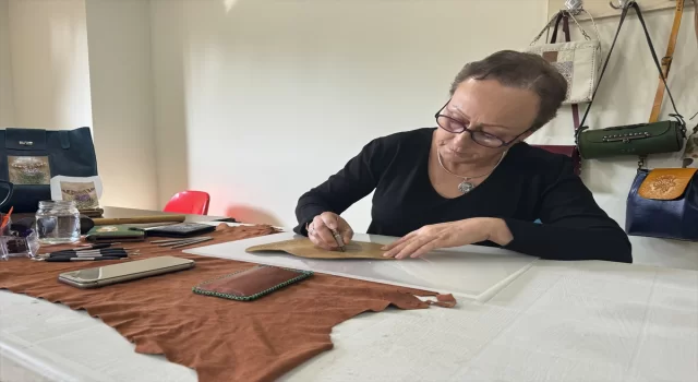 Eşinin makro fotoğrafladığı canlıları deri üzerine işleyerek ürünlerini renklendiriyor